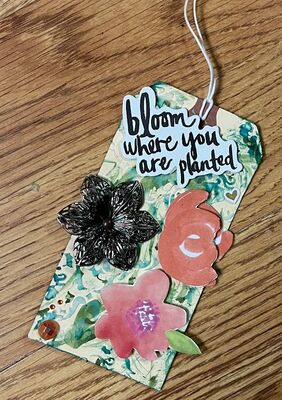 Nature tag
embossing with paint and stencil
Keywords: gems, metal;flowers;stencil;ink